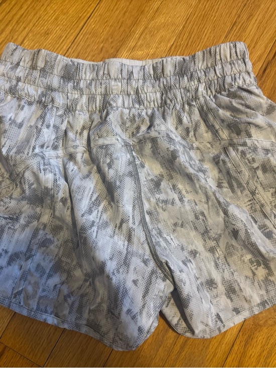 lululemon light gray hotty hot patterned athletic shorts - Picture 2 of 4